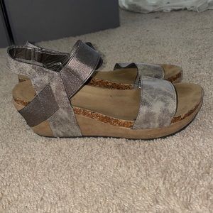 PLATFORM SANDALS